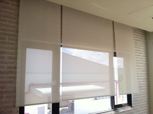 Mẫu rèm cuốn lưới cao cấp lấy sáng tự nhiên