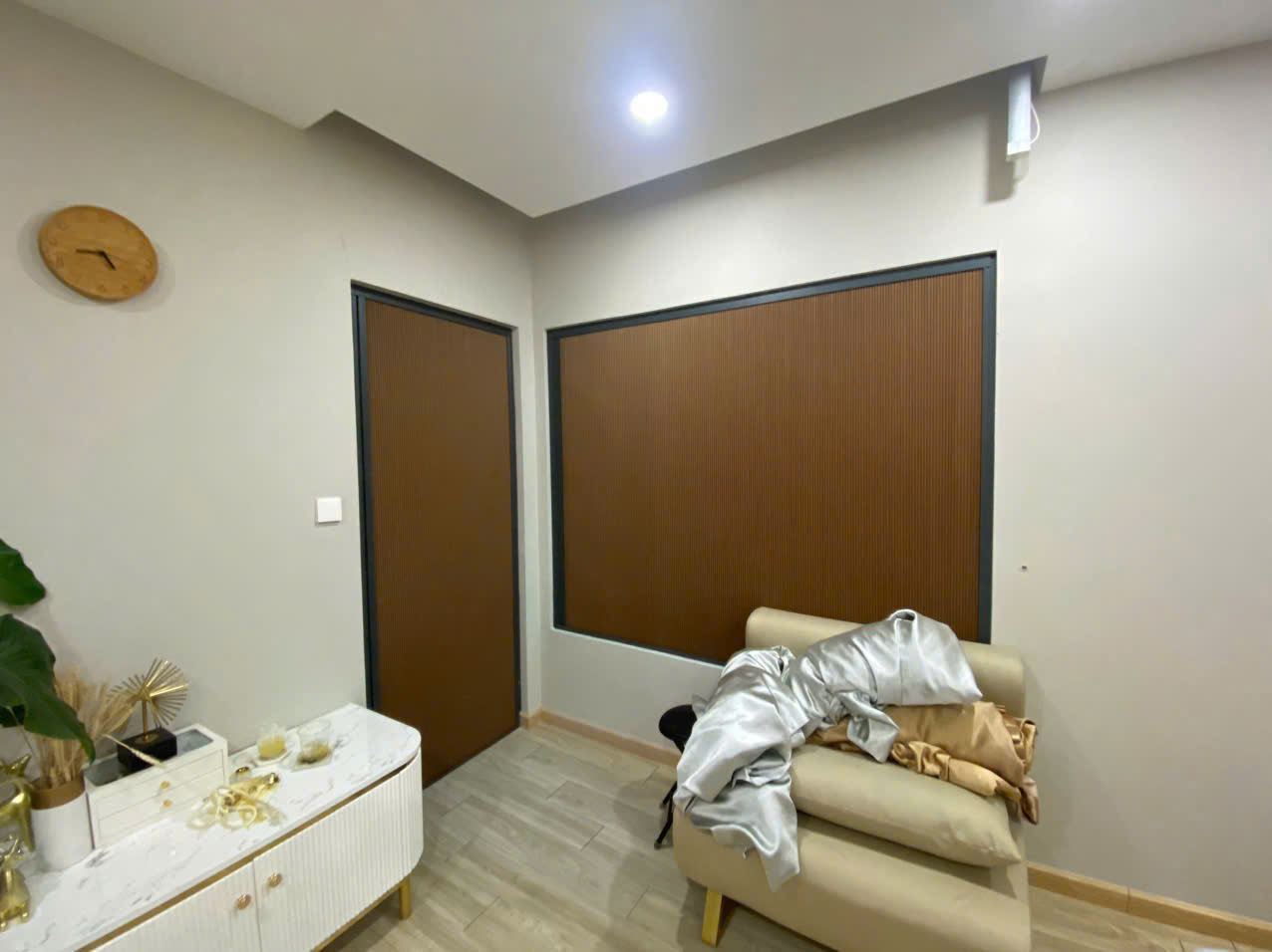 Mẫu rèm tổ ong nâu gỗ mang cảm giác sang trọng, ấm cúng