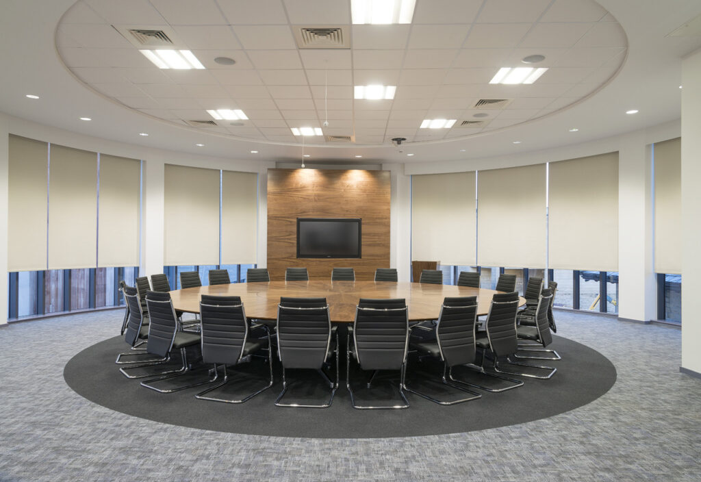 Mẫu rèm văn phòng màu xám trung tính dễ phối nội thất