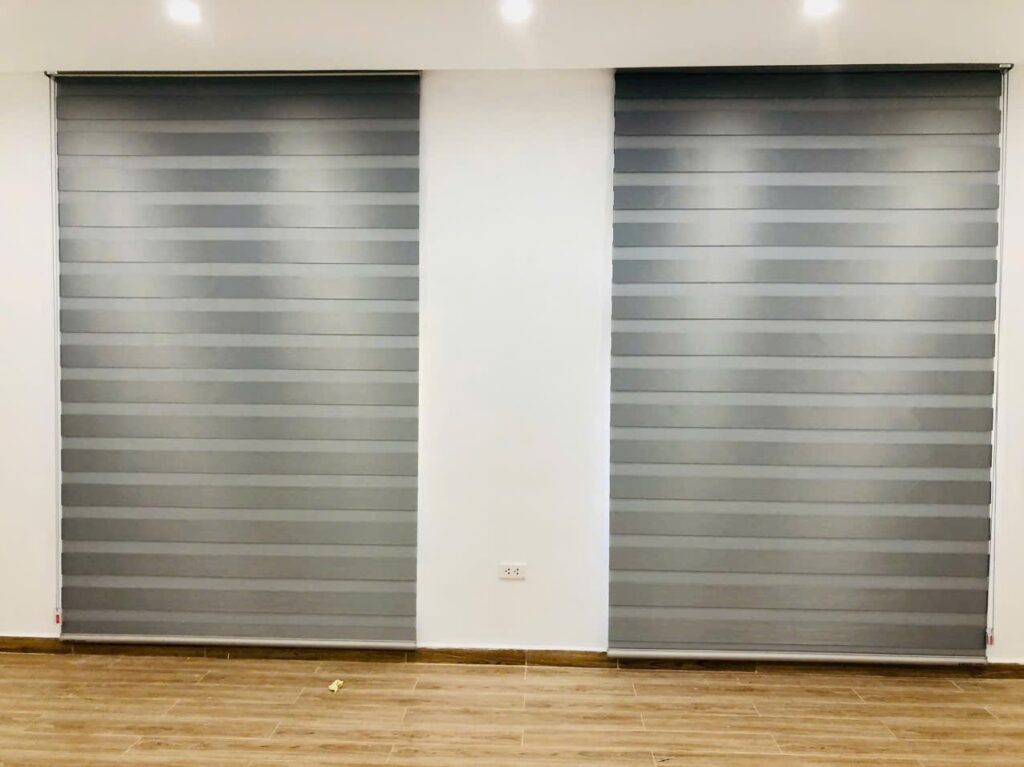 Rèm cầu vồng có bền không trong nắng nóng – thử nghiệm thực tế