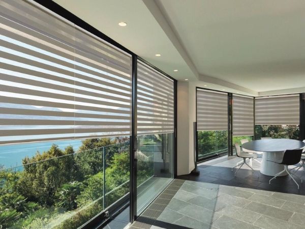 Rèm cầu vồng lưới chống nắng cho cửa sổ lớn hiện đại và tinh tế