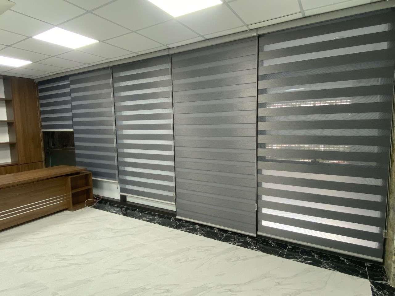 Rèm cầu vồng trang trí showroom nội thất sang trọng