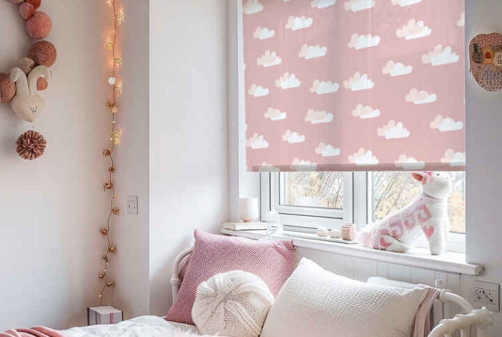 Rèm cuốn họa tiết tinh tế cho phòng ngủ nữ – Dịu dàng và thẩm mỹ