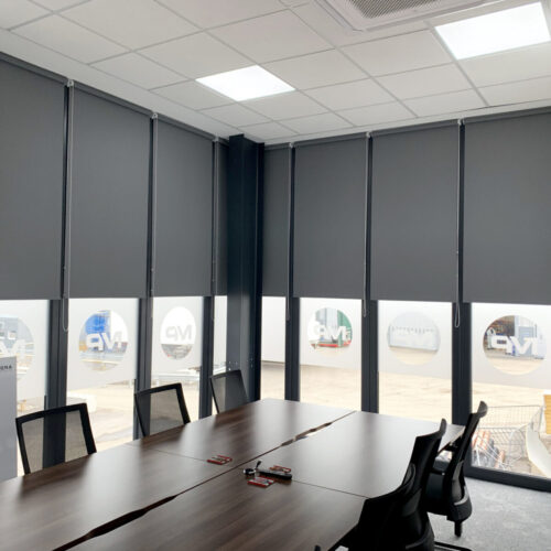 Rèm cuốn tone ghi xám hợp nội thất văn phòng – Trang nhã, chuyên nghiệp