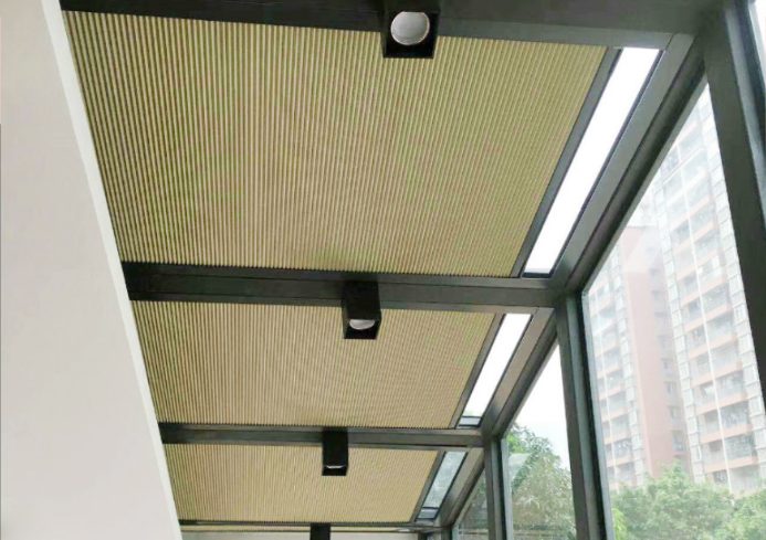 Rèm tổ ong cản sáng giếng trời giúp giảm nắng gắt từ trên cao