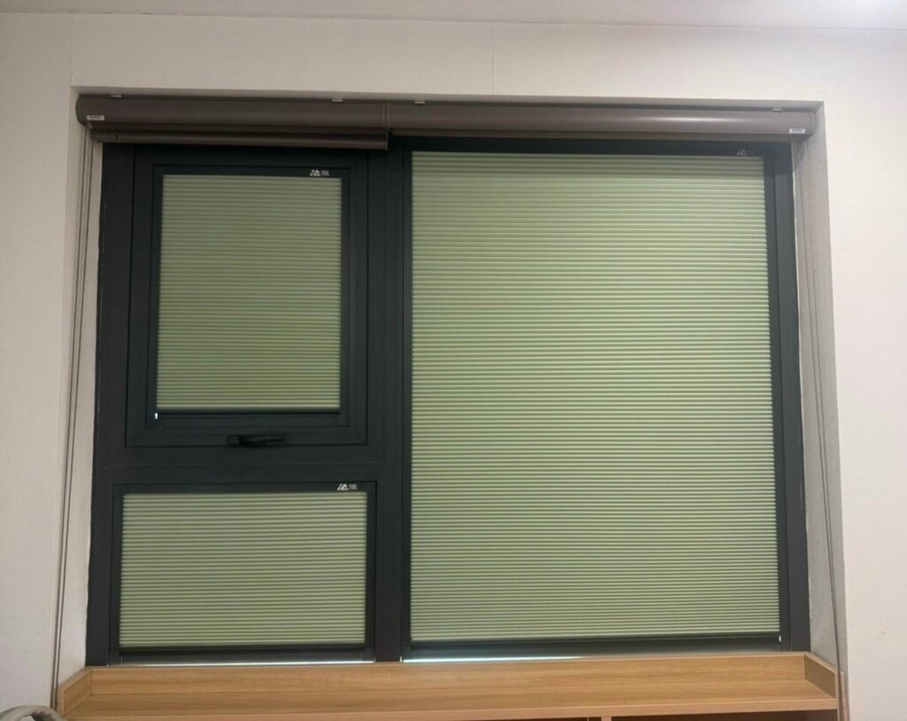 Rèm tổ ong cao cấp tôn vẻ sang trọng cho phòng khách hiện đại