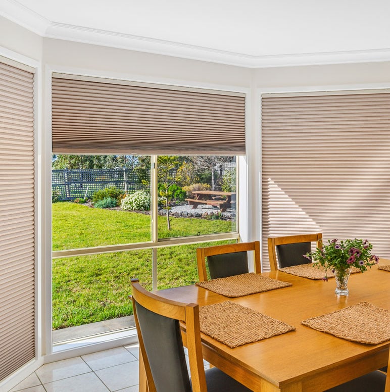 Rèm tổ ong chống bám bụi dễ lau chùi trong phòng khách