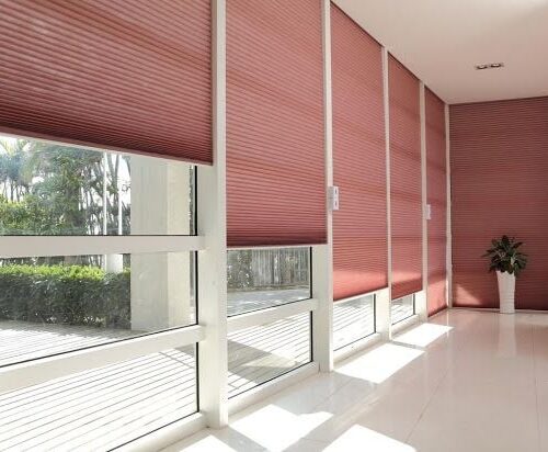 Rèm tổ ong tone hồng phấn mang lại vẻ đẹp mềm mại và nữ tính cho không gian hiện đại