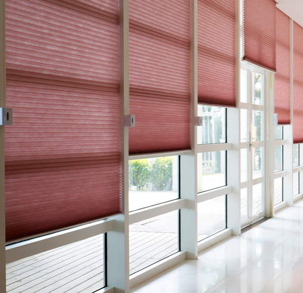 Rèm tổ ong tone hồng phấn nữ tính tạo không gian ấm áp cho căn hộ