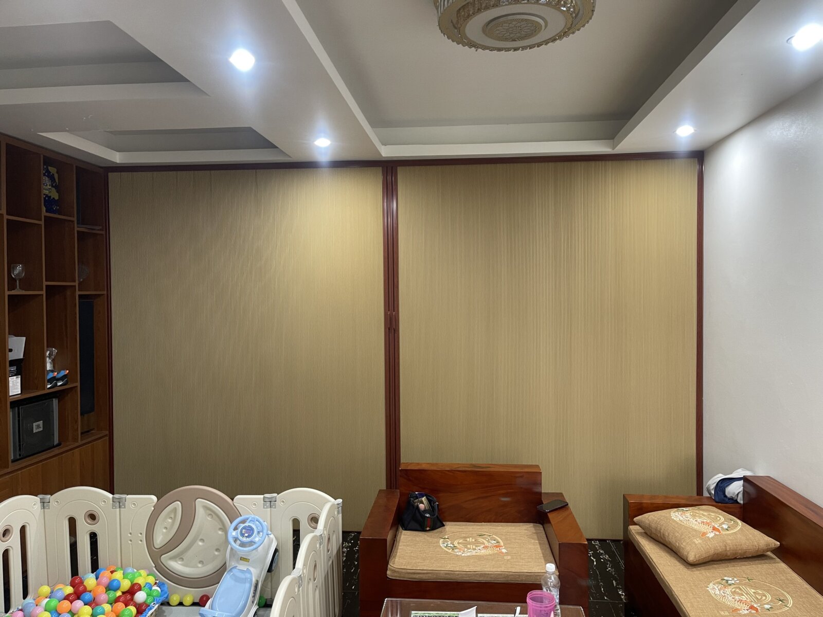 Rèm tổ ong tone nâu gỗ ấm áp cho không gian gần gũi tự nhiên