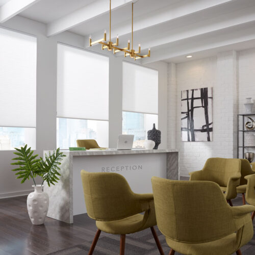 Tối ưu không gian quầy tiếp khách với rèm văn phòng hiện đại, tạo cảm giác thân thiện và chuyên nghiệp cho khách hàng