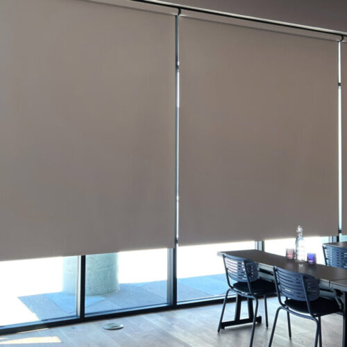 Rèm văn phòng hỗ trợ giảm tải cho hệ thống điều hòa, tối ưu chi phí điện năng