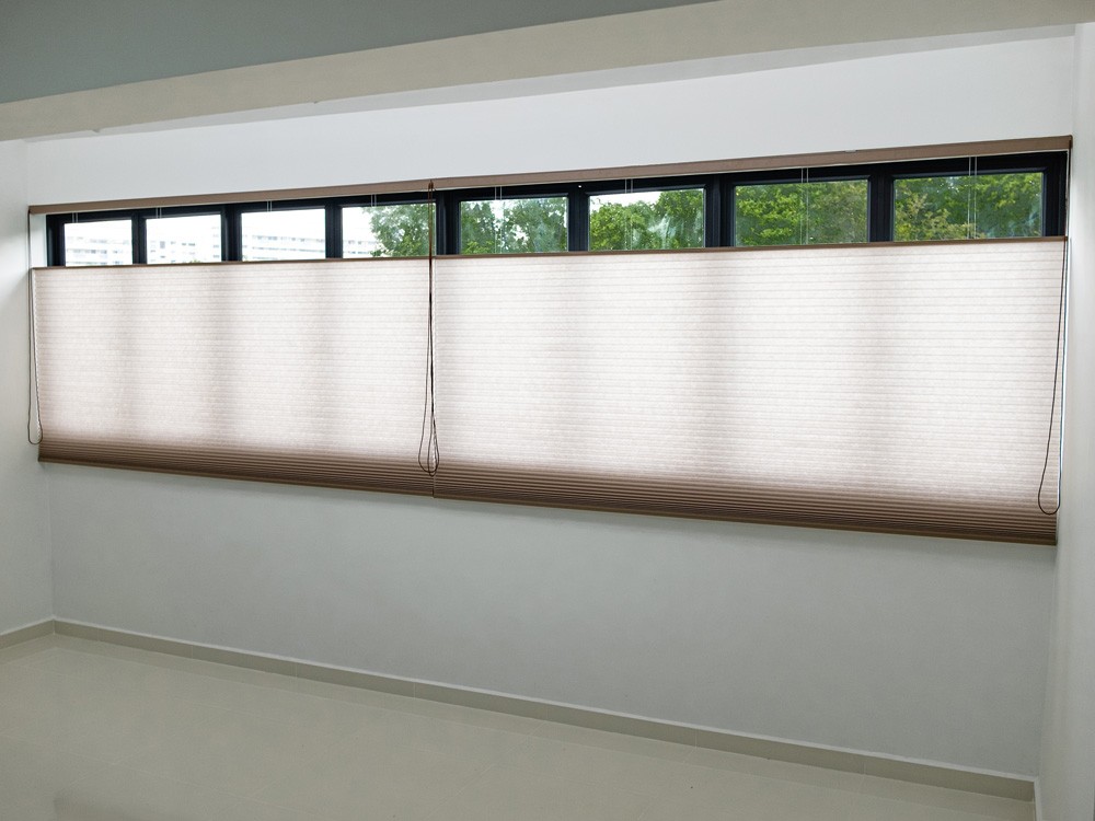 So sánh khả năng cản sáng của rèm tổ ong và rèm vải