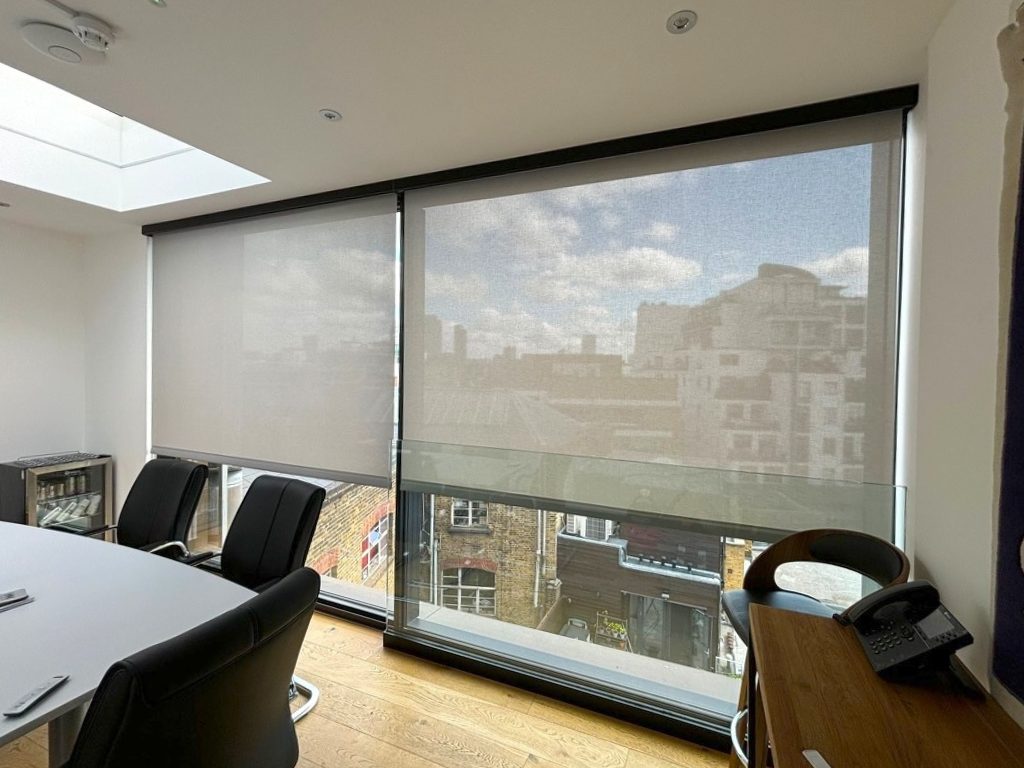 Văn phòng ấm áp sử dụng rèm văn phòng tone be nhẹ nhàng