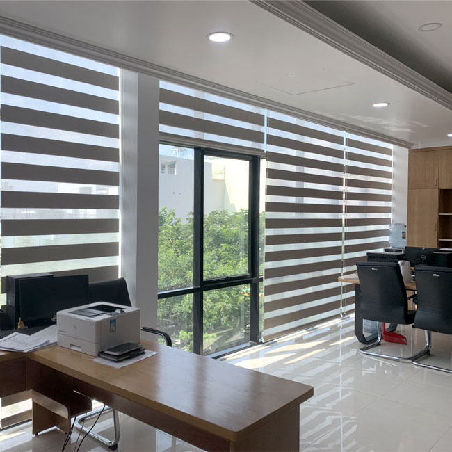 Rèm cầu vồng lưới chống nắng cho cửa sổ lớn giúp không gian mát mẻ