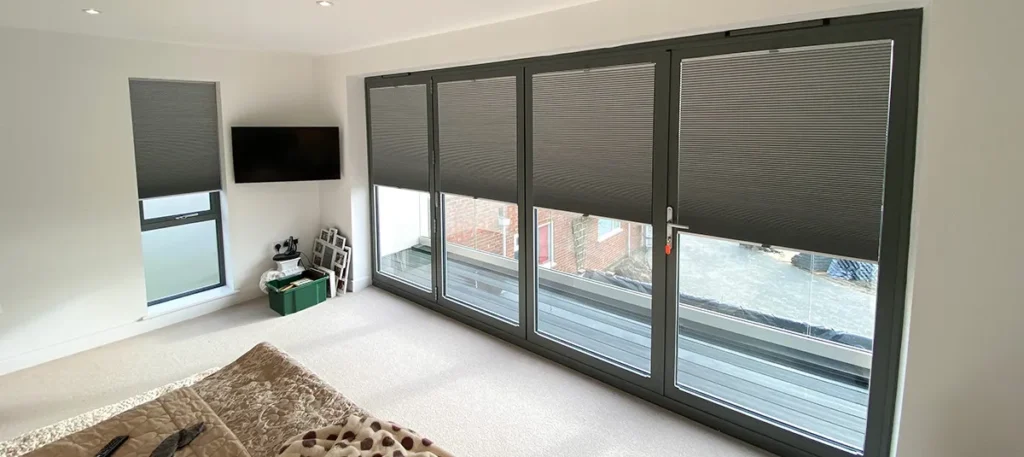 hình ảnh rèm tổ ong cảm biến ánh sáng tự động đóng mở