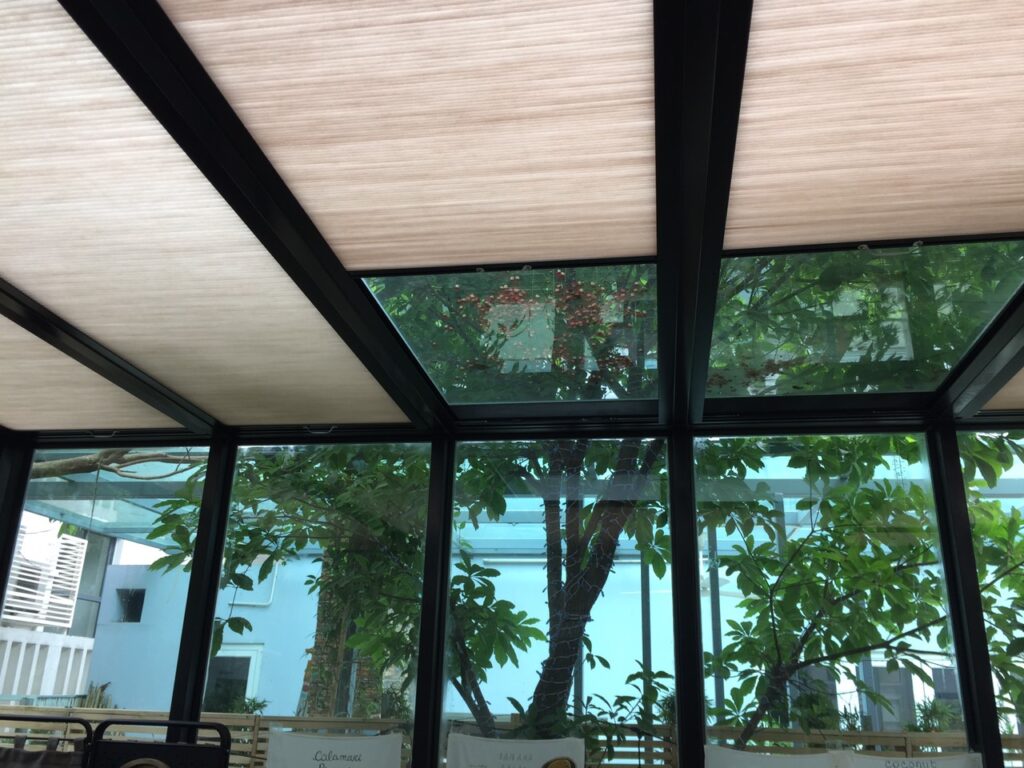 hình ảnh rèm tổ ong chống nóng cho mái kính giếng trời