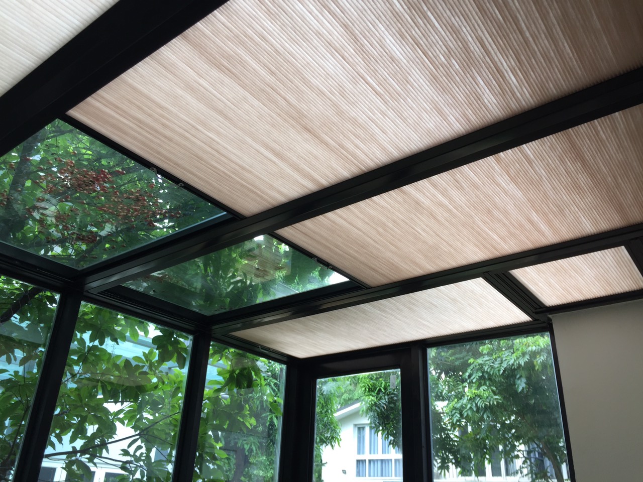 mẫu rèm tổ ong bảo vệ đồ gỗ khỏi tia uv tại cửa sổ phòng khách