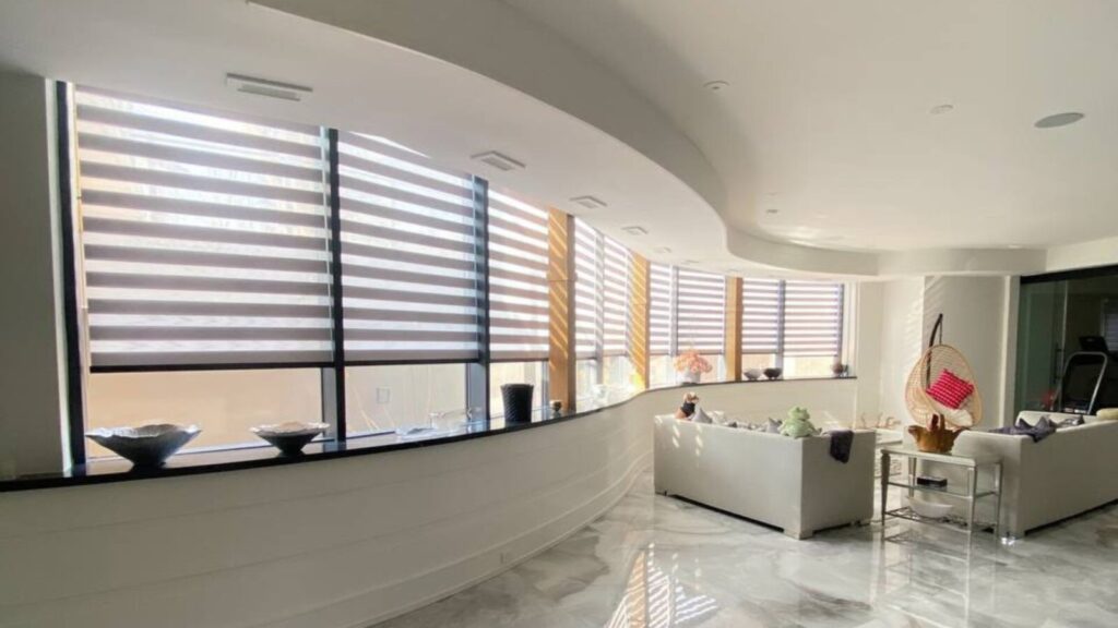 rèm cầu vồng văn phòng mang vẻ sang trọng