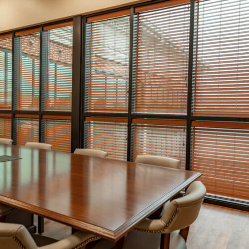 Rèm sáo gỗ mang đẳng cấp sang trọng cho không gian văn phòng