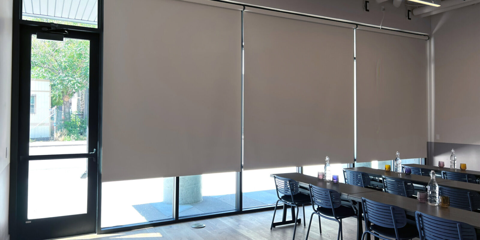 rèm tự động văn phòng tích hợp remote hiện đại