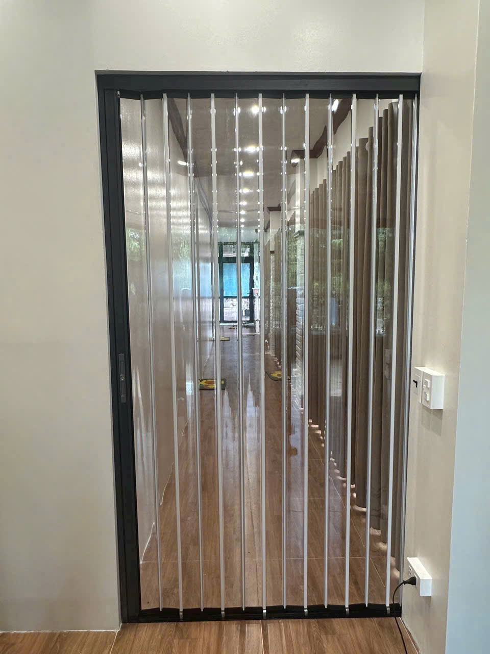 Chi tiết cấu tạo cửa xếp lá nhựa Rèm Quốc Huy với khung nhôm bền chắc và lá nhựa trong suốt Chi tiết cấu tạo cửa xếp lá nhựa Rèm Quốc Huy với khung nhôm bền chắc và lá nhựa trong suốt