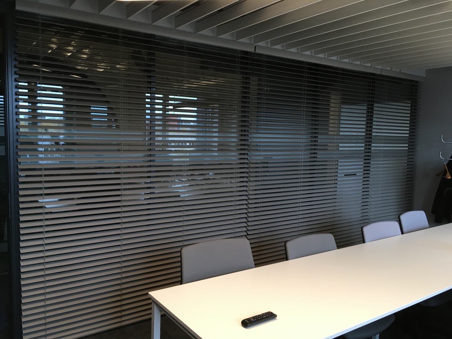 Hình rèm gỗ tone nâu cổ điển sang trọng và tinh tế