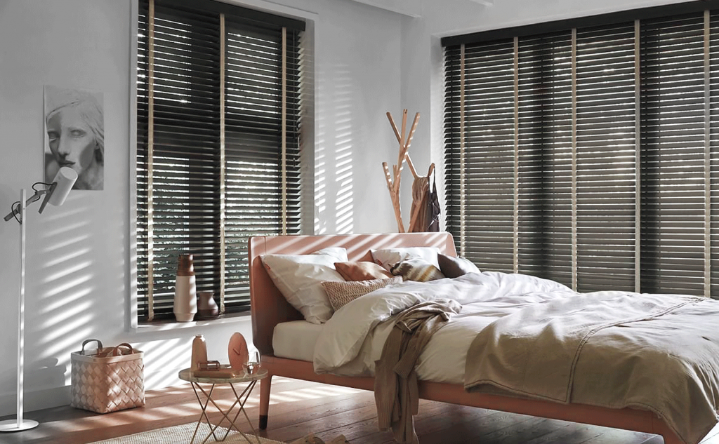 Nhân viên tư vấn rèm gỗ tận nơi miễn phí