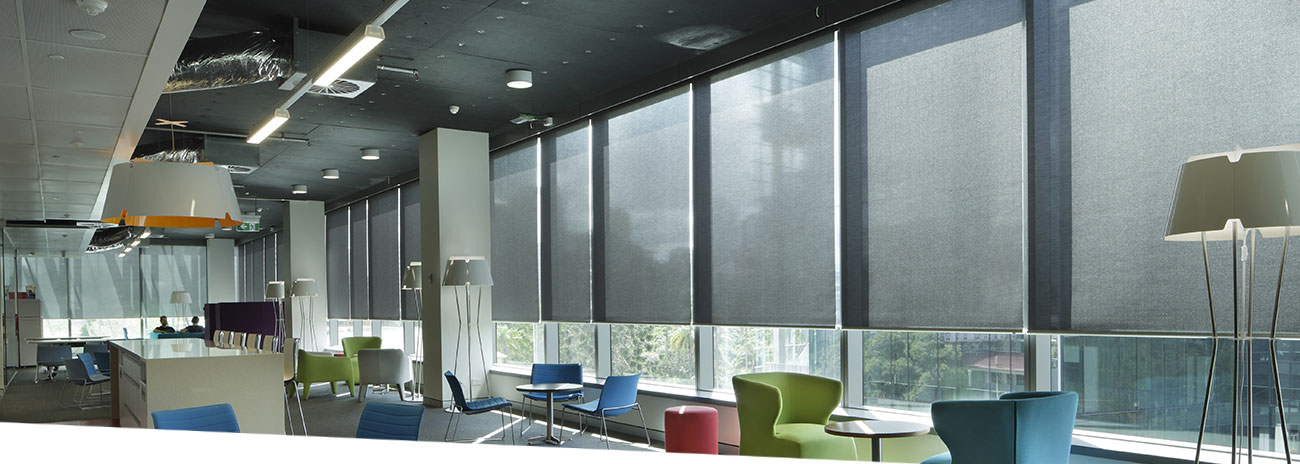 Rèm văn phòng giảm độ chói màn hình máy tính cho nhân viên làm việc thoải mái