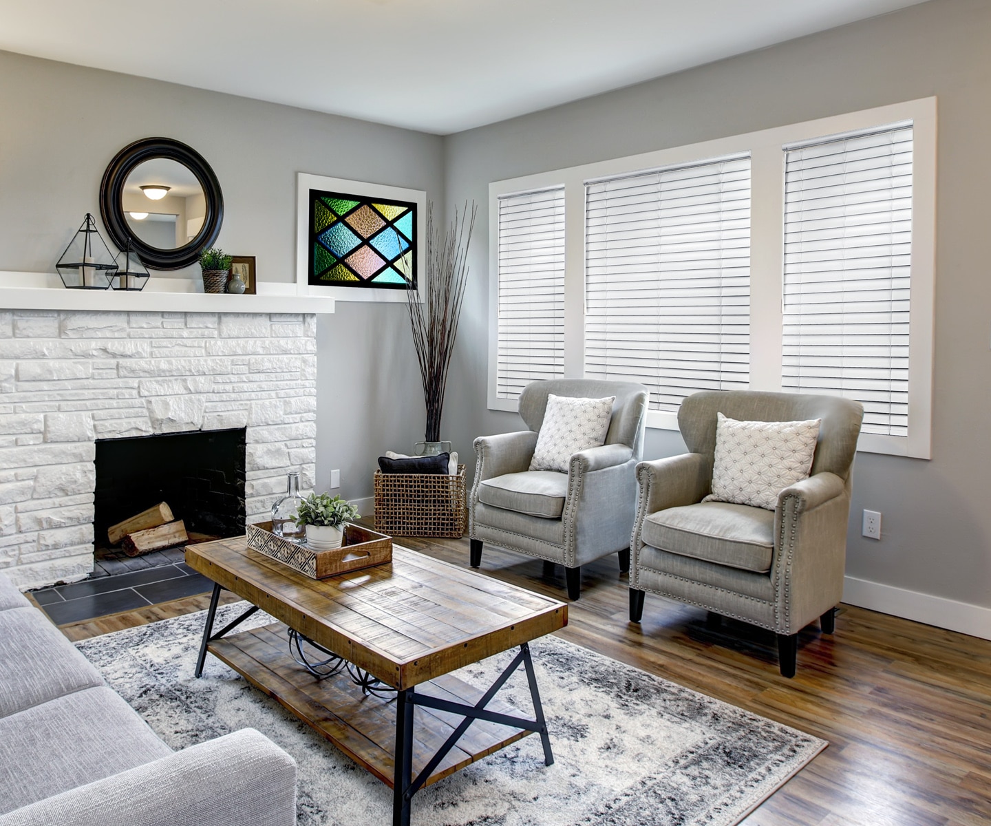 hình kỹ thuật viên rèm gỗ lắp đặt tận nơi