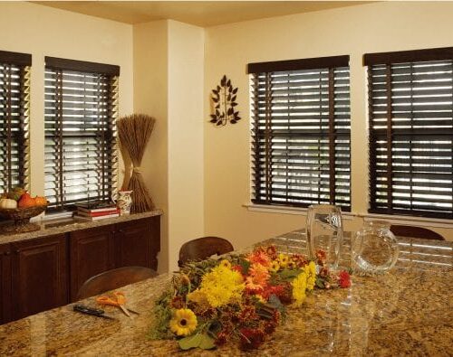 Rèm gỗ chống nóng phòng khách giúp không gian mát mẻ và tiết kiệm điện