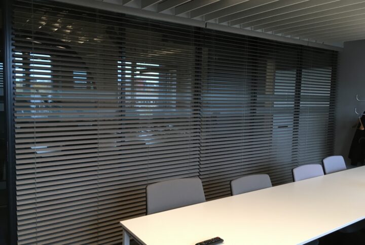 Rèm gỗ cửa kính lớn che nắng hướng tây hiệu quả – Giải pháp chắn nắng mạnh cho không gian mở