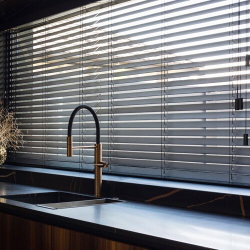 Rèm gỗ dùng được cho phòng tắm không? Những lưu ý quan trọng