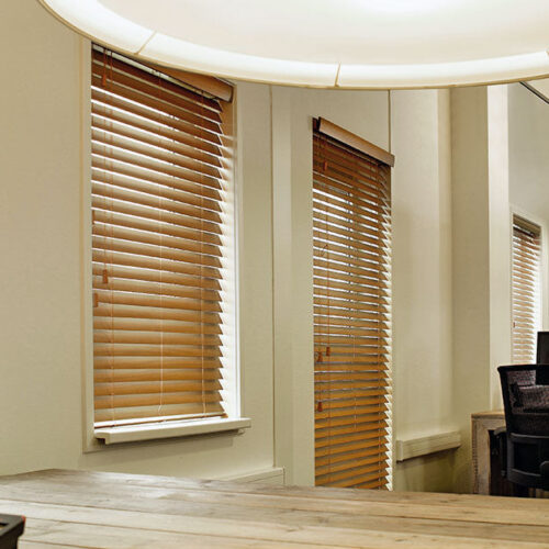 Rèm gỗ trong phong cách công nghiệp: Cách kết hợp chất liệu mộc với không gian bê tông, kim loại và ánh sáng tự nhiên