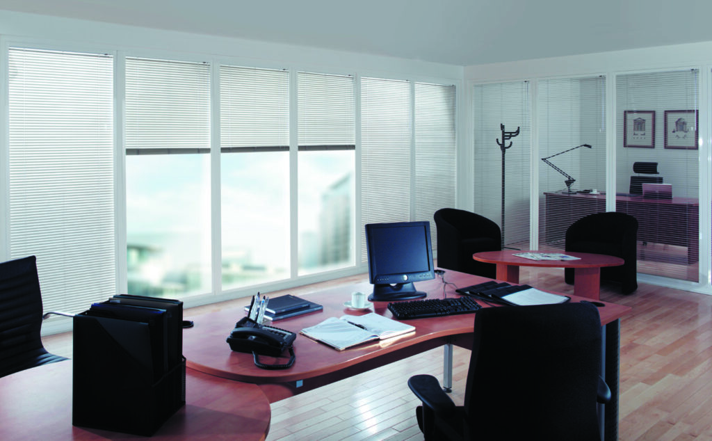 rèm gỗ tần bì màu sáng cho nội thất tối giản