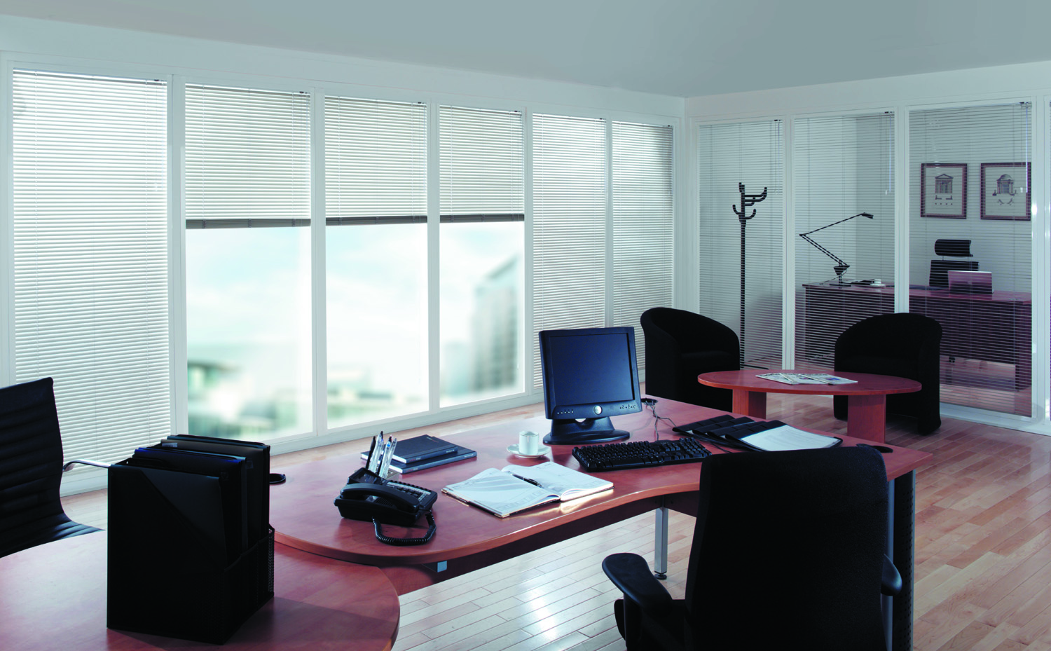 rèm gỗ tần bì màu sáng cho nội thất tối giản