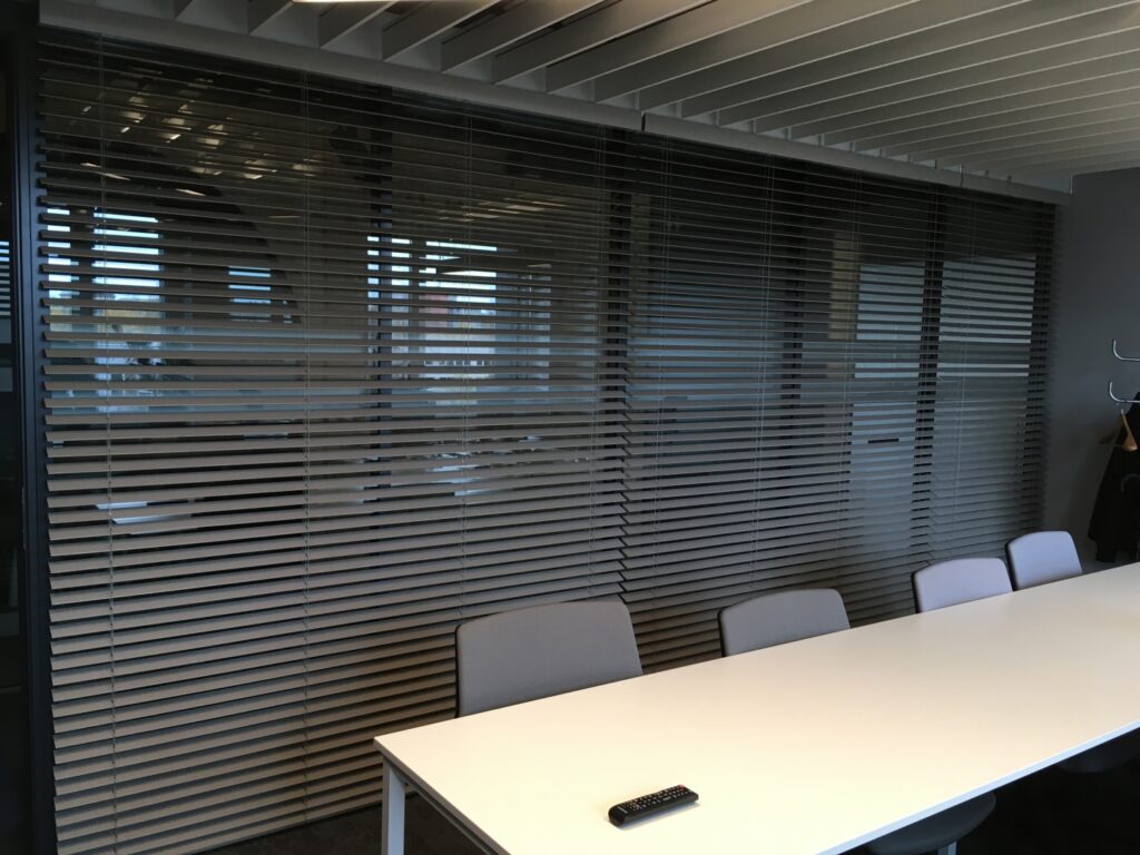 rèm gỗ tự nhiên an toàn cho trẻ em và thú cưng