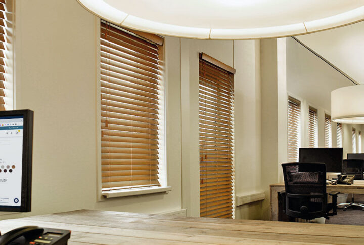 Nên mua rèm gỗ hay rèm cầu vồng? Lựa chọn nào phù hợp từng không gian