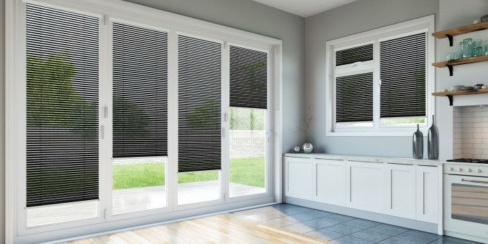 Hình ảnh thử độ bền nhôm vs gỗ lắp cửa sổ