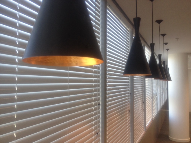 Lưu ý khi lắp rèm sáo nhôm cho cửa kính văn phòng