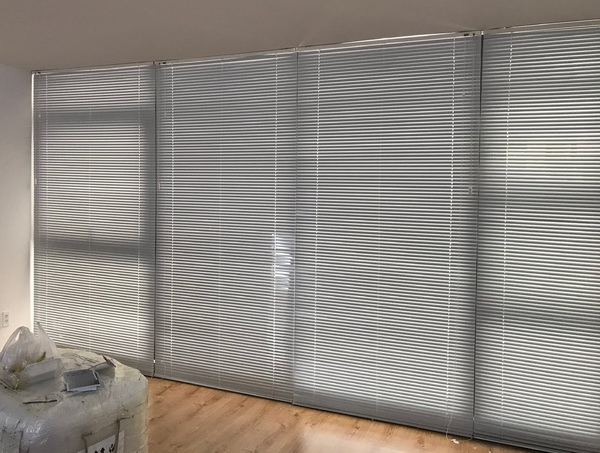 Mẫu rèm sáo nhôm điều chỉnh ánh sáng chính xác dành cho văn phòng