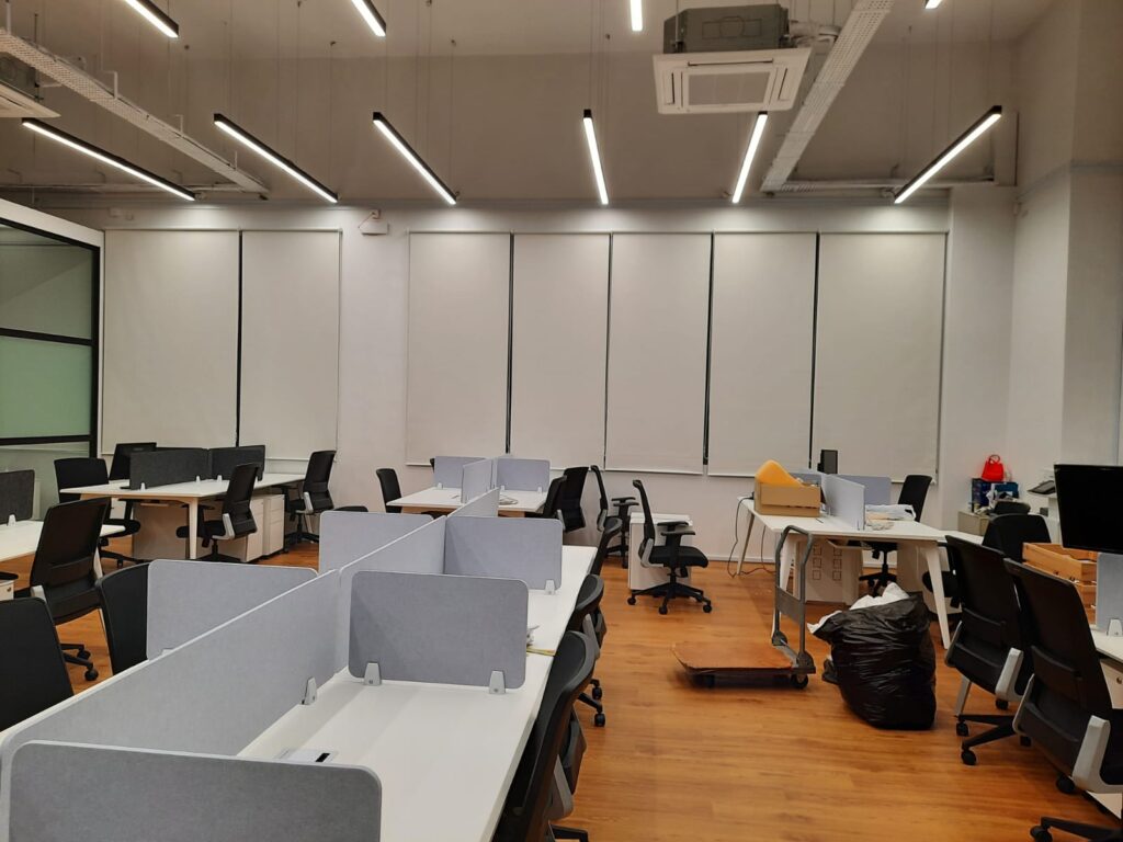 Rèm cửa cuốn chống nắng cửa kính văn phòng