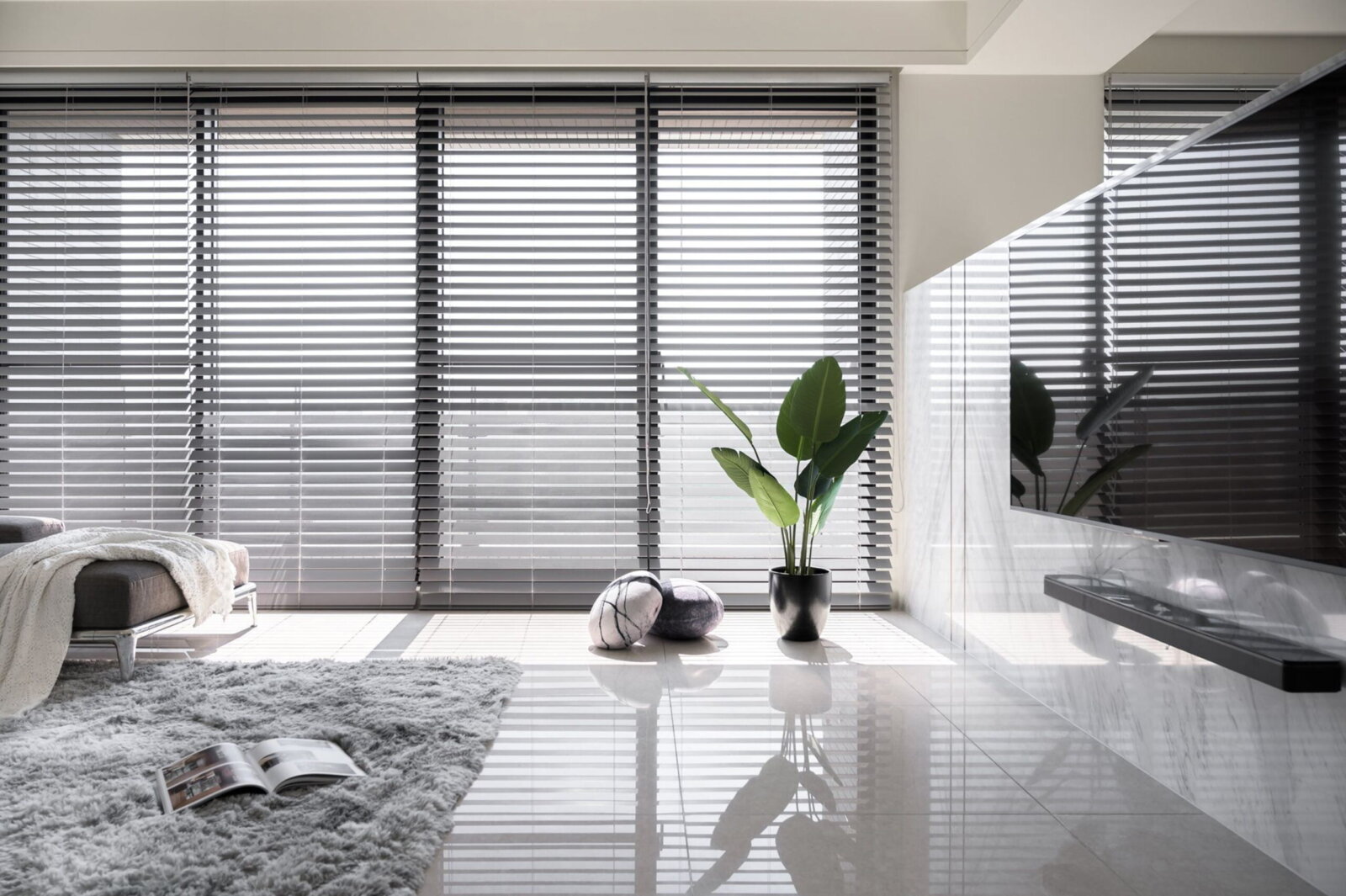 Rèm sáo nhôm cạnh rèm gỗ trong không gian mẫu