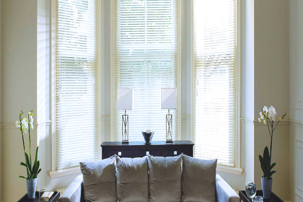 Ứng dụng rèm sáo nhôm điều chỉnh ánh sáng chính xác cho môi trường làm việc