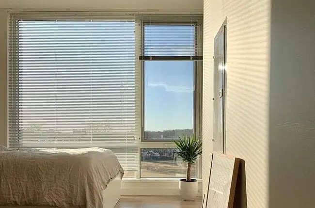 Rèm sáo nhôm xoay lá linh hoạt tạo không gian sáng thoáng