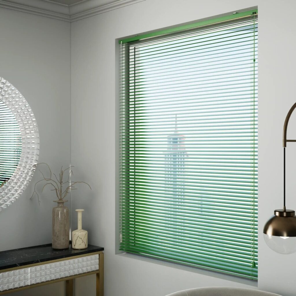 So sánh rèm sáo nhôm và rèm cuốn trên cùng ô cửa