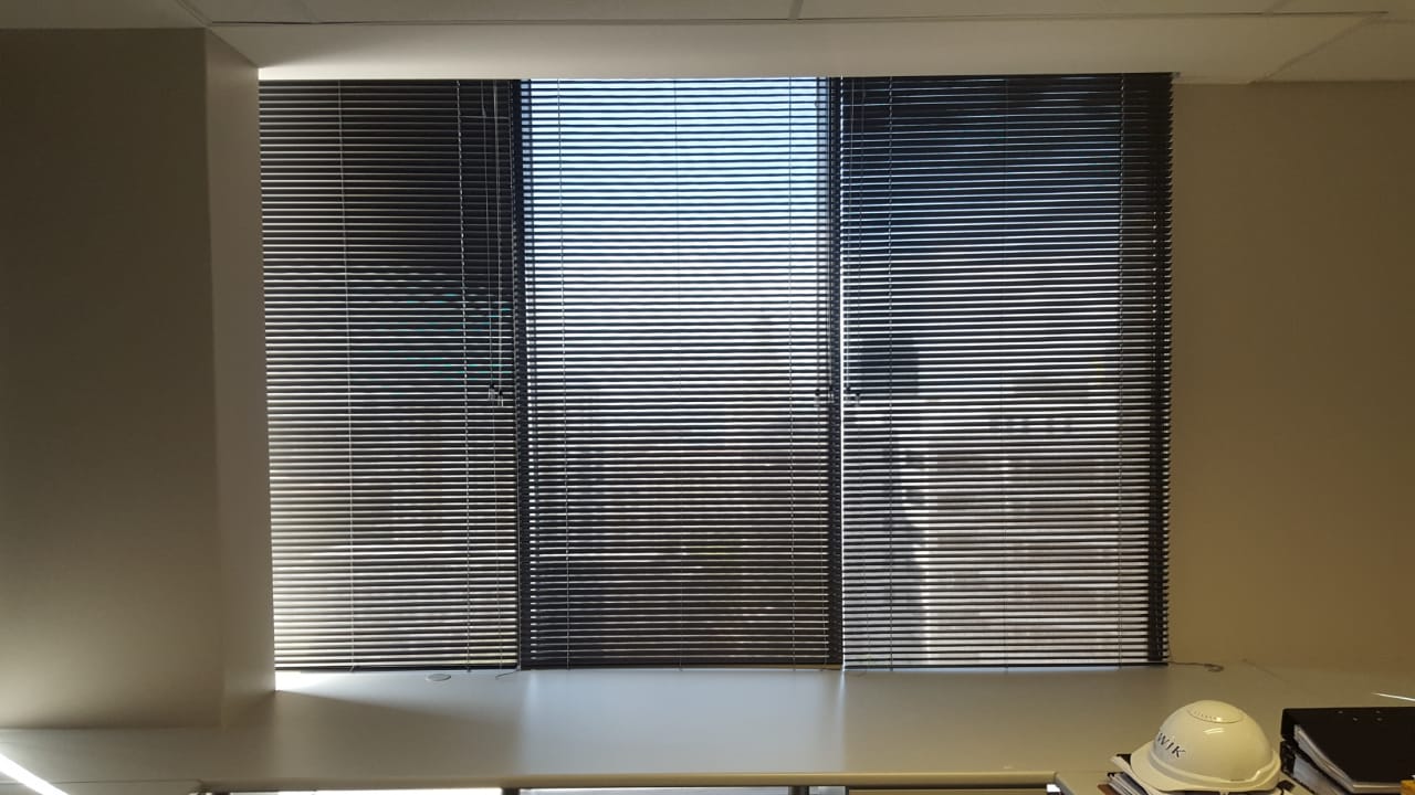 Vệ sinh rèm sáo nhôm định kỳ chống bám bụi