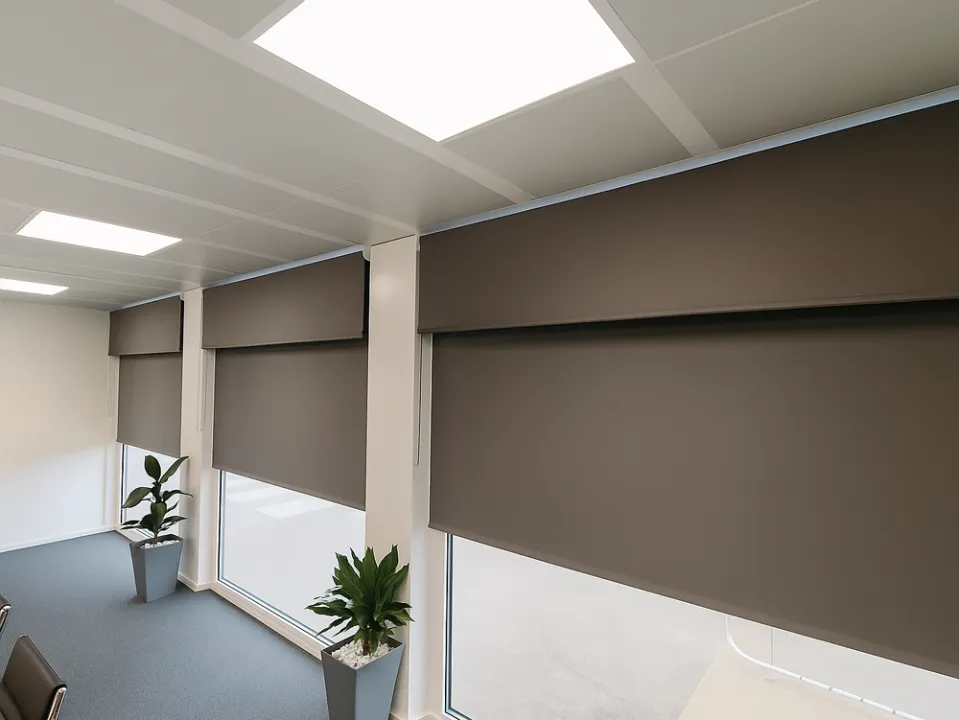 hình rèm cuốn chống nắng giảm nhiệt cho cửa kính