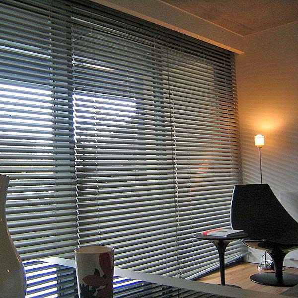 kiểm tra rèm sáo nhôm có bị cong vênh không