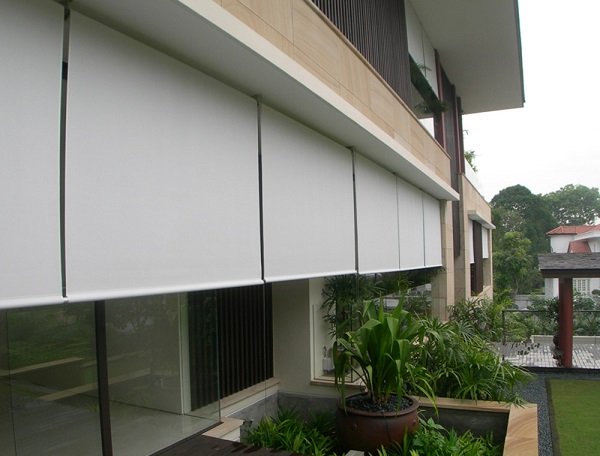 màn cuốn che nắng cửa kính phòng khách hiện đại